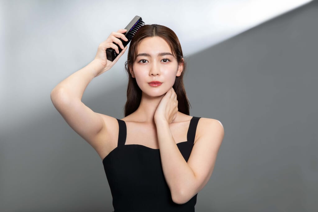 EMSを美顔器を使用している女性の画像
