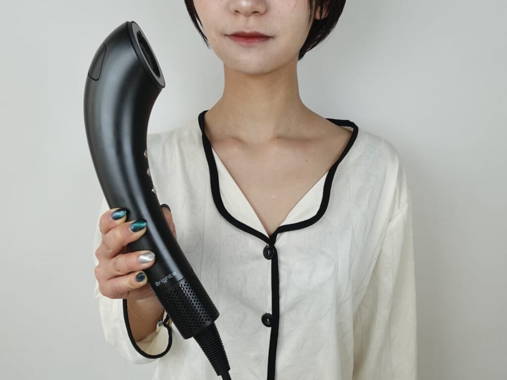 ドライヤーでしっかり乾かしてボリュームを抑える