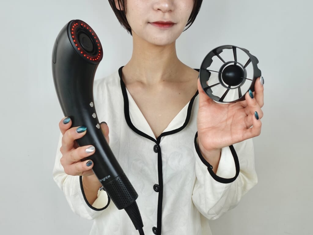 アタッチメントがマグネット式で簡単に付け替えられることが分かる画像