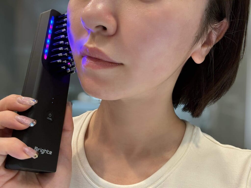 EMS美顔器を使用している画像