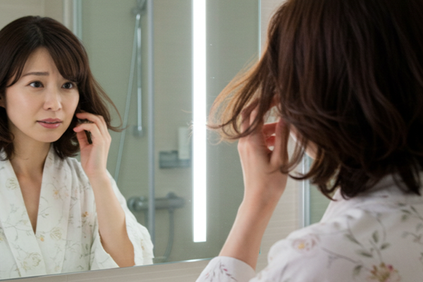 鏡を見ている女性
