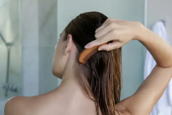 目の粗いコームでブラッシングする