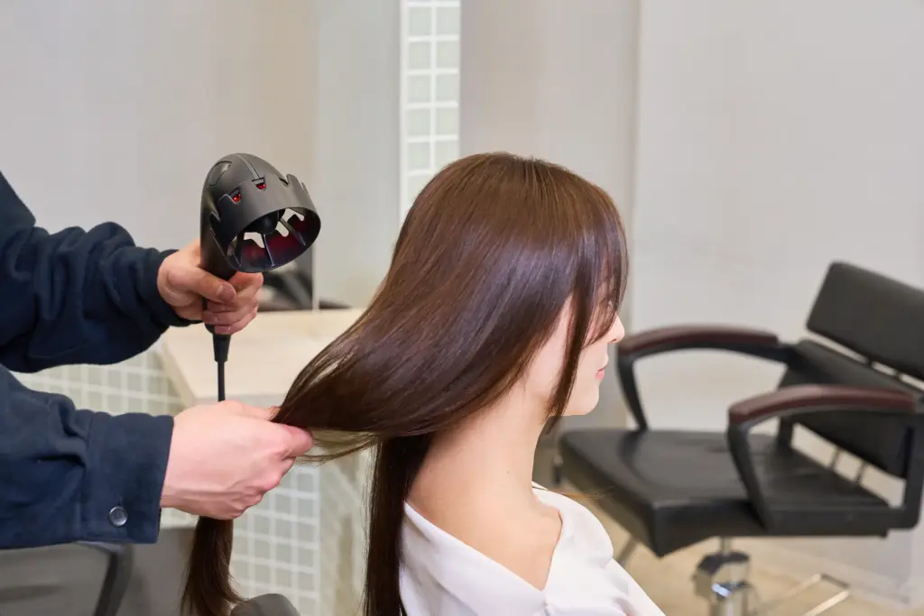 強温風で根元から乾かす