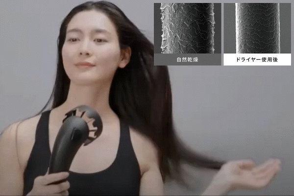 髪を乾かす女性