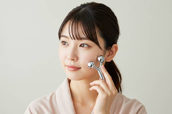 美顔ローラーを使用している女性