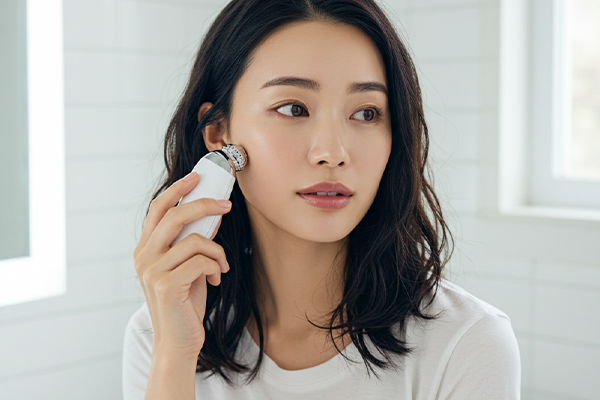 美顔器を使用している女性