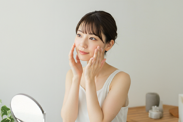 スキンケアをしている女性