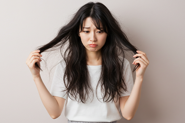 髪にダメージのある女性