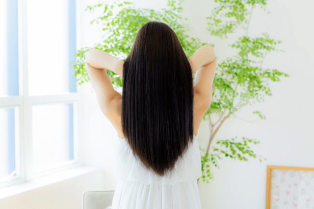 髪の毛に艶がある女性の画像