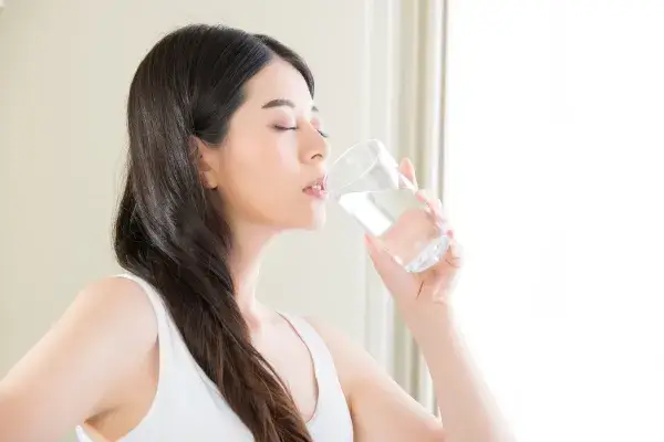水分をこまめに摂取して肌の乾燥を防ぐ