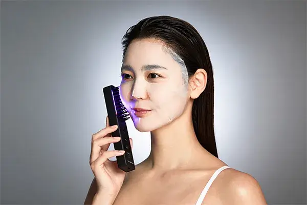 美顔器を顔に使用する