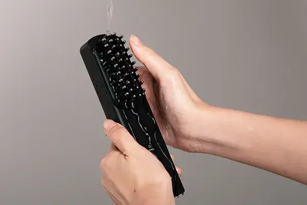 エレキブラシに水をかけている画像