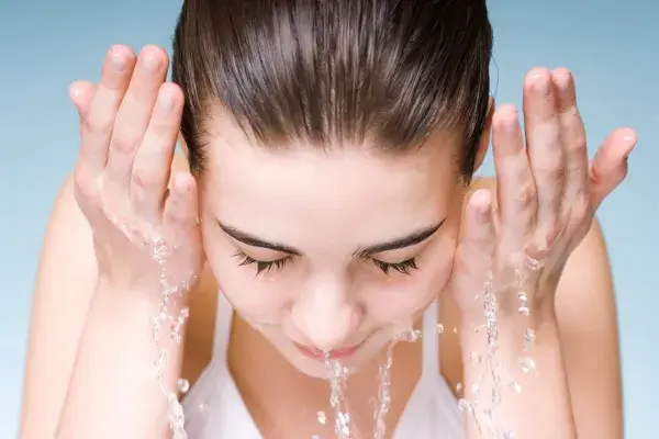 正しい洗顔方法を行う