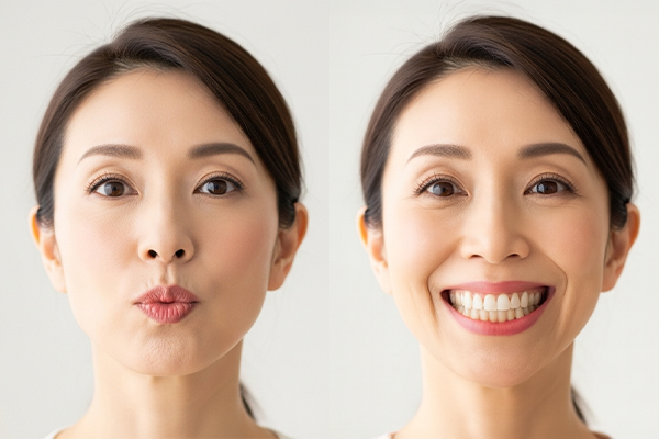 表情筋のトレーニングをする女性