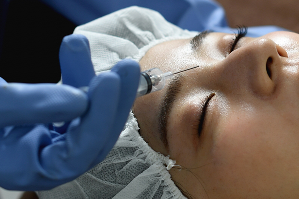 美容医療を受ける女性