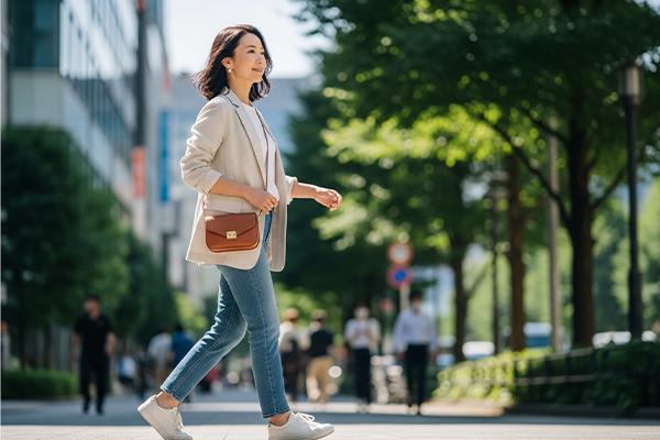 姿勢よく歩く女性