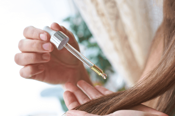 ヘアオイルやヘアミルクで水分を閉じ込める