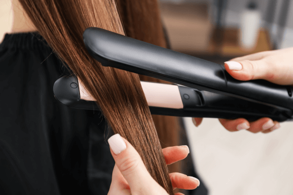 縮毛矯正・酸熱トリートメントなどの施術を受ける