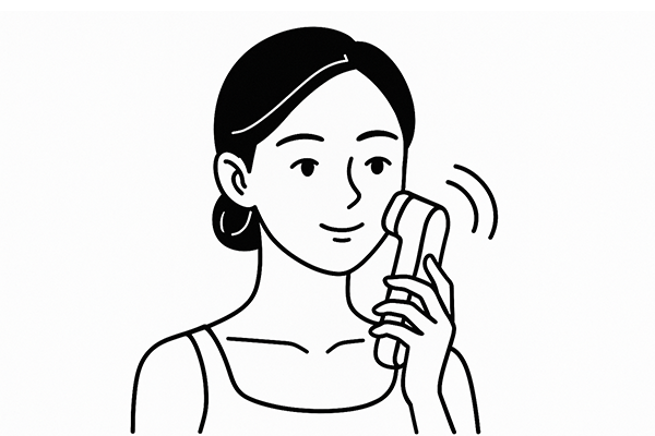 超音波美顔器を使用している女性