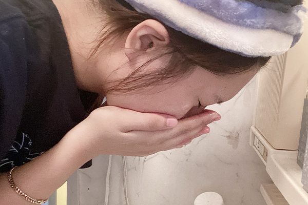洗顔する女性