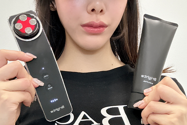 ELEKILIFTと専用ジェルを持っている女性