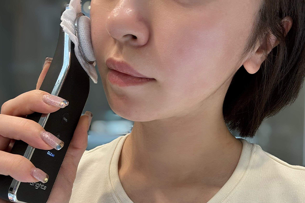 エレキリフトを顔に使用する女性