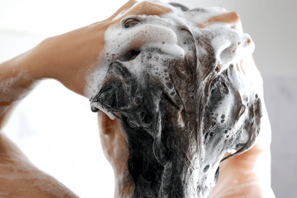 髪をゴシゴシ洗う・拭く