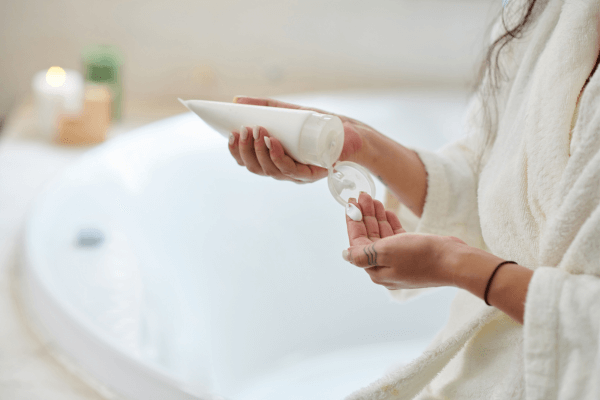 化粧水や導入液で保湿をしてから使用する