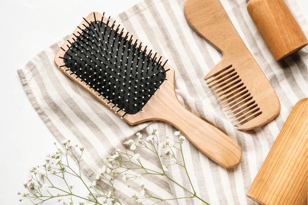 ヘアコームで静電気対策をする