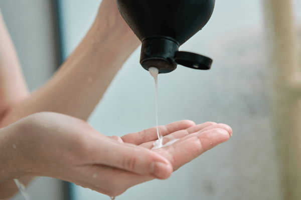 洗浄力の強いシャンプーを使っている